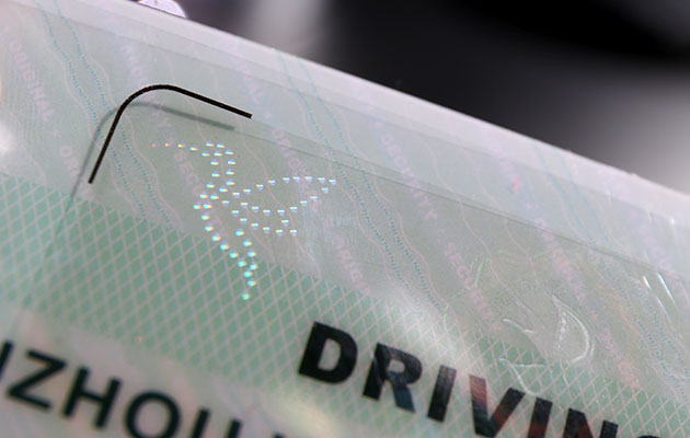 Optical overlay with diffraction lens shaking text