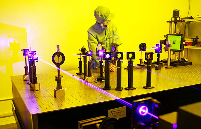 Optical holography recording process showing how light patterns are captured to create a holographic image.